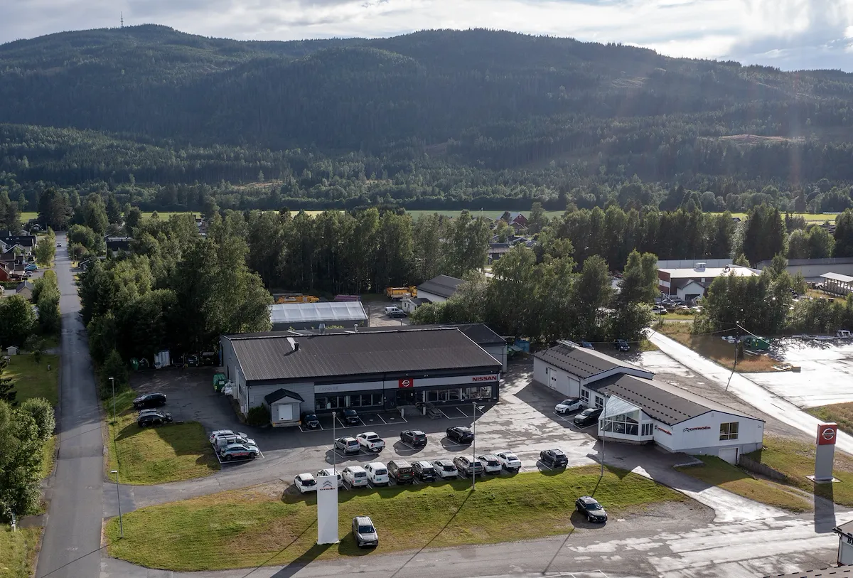 Dronefoto av Aasen Bils anlegg i Minnesund, sett ovenfra (2026).